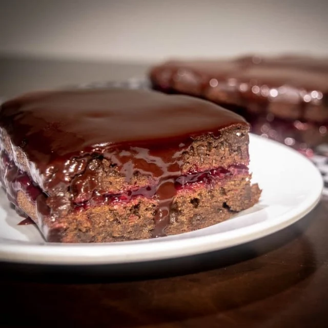 Hacia falta algo de dulce. ¿Si o qué? Bueno pues ya habemus Brownie Cósmico 🤤🤤🤤 está brutaaal Ustedes eligen: -La masita con trocitos de maní o sin maní -El relleno: mermelada de mora, maracuyá o arequipe 🥧 -Cubierta de chocolate ... y nosotros lo armamos 😈 . . . . . #vegan #veganfood #brownievegano #veganlove #veganlovers #veganloversfoods #vegano #veganlife #veganosbogota #veganosencolombia #veganismo #veganlifestyle